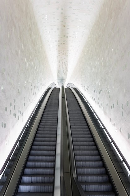 Rolltreppe und Decke mit LED-Beleuchtung LED-Beleuchtung Rolltreppe und Decke