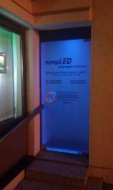 simpLED-Tür bei Nacht, blaues Licht mit LED-Beleuchtung simpLED-Eingang, Beleuchtung blau